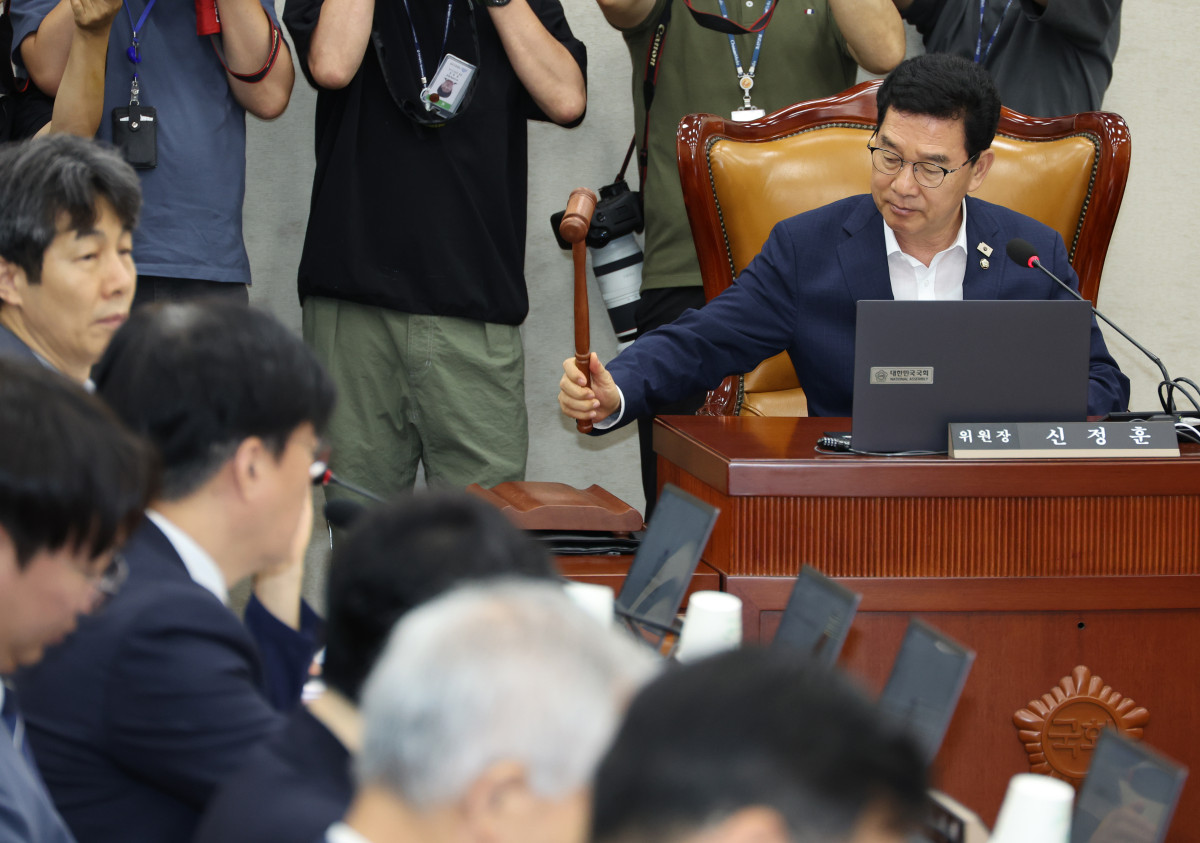 ▲신정훈 국회 행정안전위원회 위원장이 17일 오전 서울 여의도 국회에서 열린 전체회의에서 의사봉을 두드리고 있다. 행안위는 정부조직법 일부개정법률안 등 소관 법안을 일괄상정하고 대체토론에 들어갔다. 2025.09.17. (뉴시스)