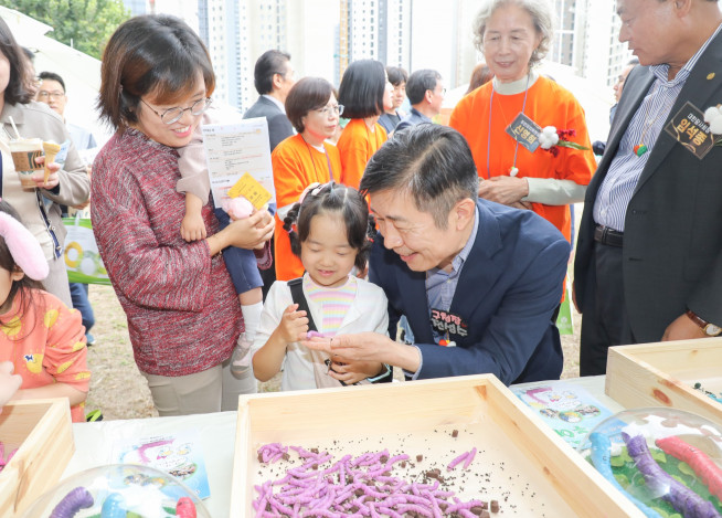 ▲서초구 잠원나루축제 중 컬러 누에 체험 모습. (사진제공=서초구)