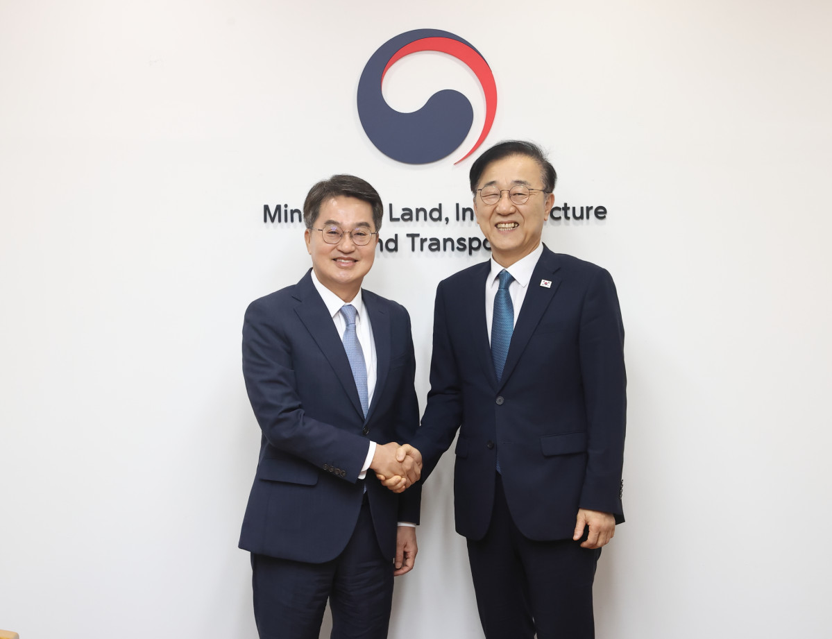 ▲김동연 경기도지사가 17일 서울 국토발전전시관에서 김윤덕 국토교통부 장관과 만나 주요 현안 협력을 위해 악수하고 있다. (경기도)