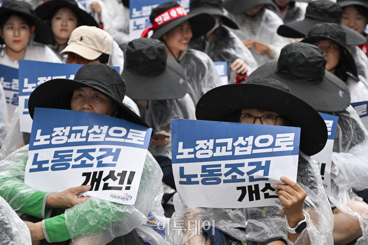 ▲전국민주노동조합총연맹 공공운수노조 의료연대본부 조합원들이 17일 서울 중구 세종대로에서 열린 누구나 어디서나 건강할 권리 쟁취! 의료연대본부 공동파업 대회를 하고 있다. 이날 의료연대본부 산하 강원대병원·경북대병원·서울대병원·충북대병원 조합원 8600명은 인력 확충 및 공공의료 확대, 의료 민영화 중단 등을 요구하며 2004년 이후 21년만에 공동파업에 돌입했다. 조현호 기자 hyunho@