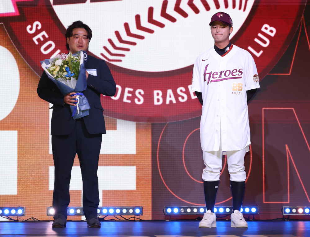 ▲17일 서울 송파구 롯데호텔 월드에서 열린 2026 KBO 신인 드래프트에서 키움 히어로즈에 1라운드 1순위 지명을 받은 천안북일고 우완 투수 박준현의 아버지 박석민 전 두산 베어스 코치가 소감을 말하고 있다.  (연합뉴스)