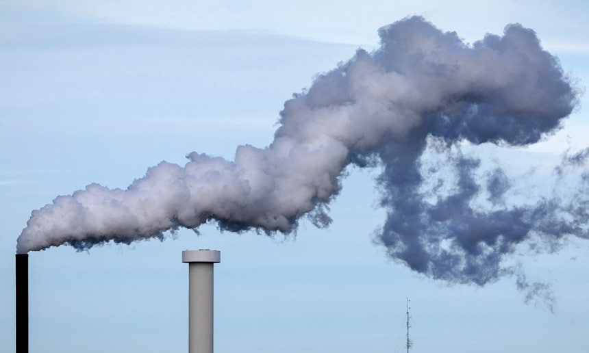 ▲공장의 굴뚝에서 연기가 피어오르는 모습.  (AFP=연합뉴스)