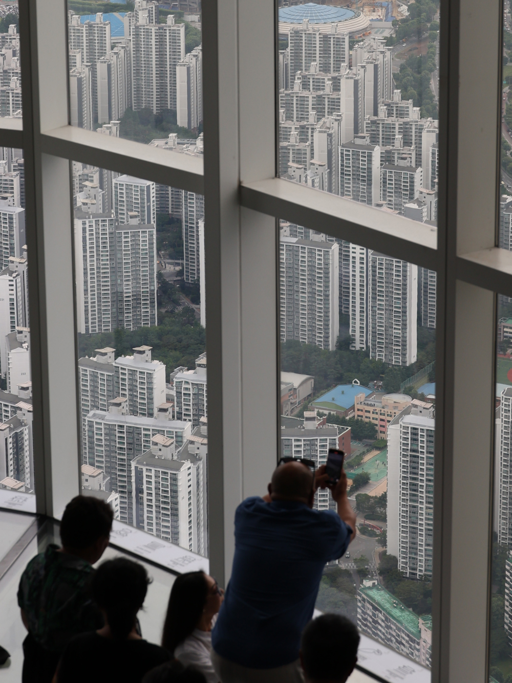 ▲ 이날 롯데월드타워에서 내려다 본 서울 아파트 전경. 고이란 기자 photoeran@ (이투데이DB)