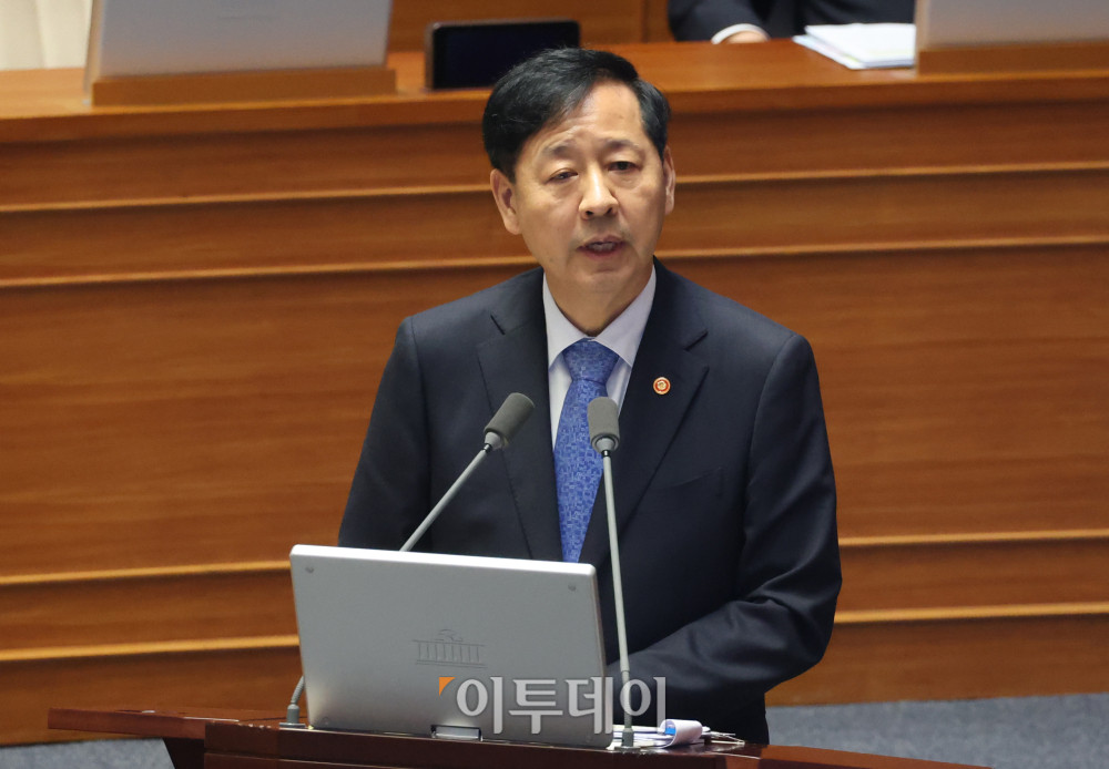 ▲구윤철 경제부총리 겸 기획재정부 장관이 17일 서울 여의도 국회 본회의에서 열린 경제 분야 대정부질문에서 의원 질의에 답하고 있다. 고이란 기자 photoeran@