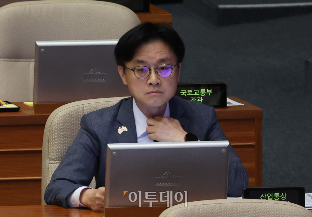 ▲김정관 산업통상자원부 장관이 17일 서울 여의도 국회 본회의에서 열린 경제 분야 대정부질문에 참석하고 있다. 고이란 기자 photoeran@