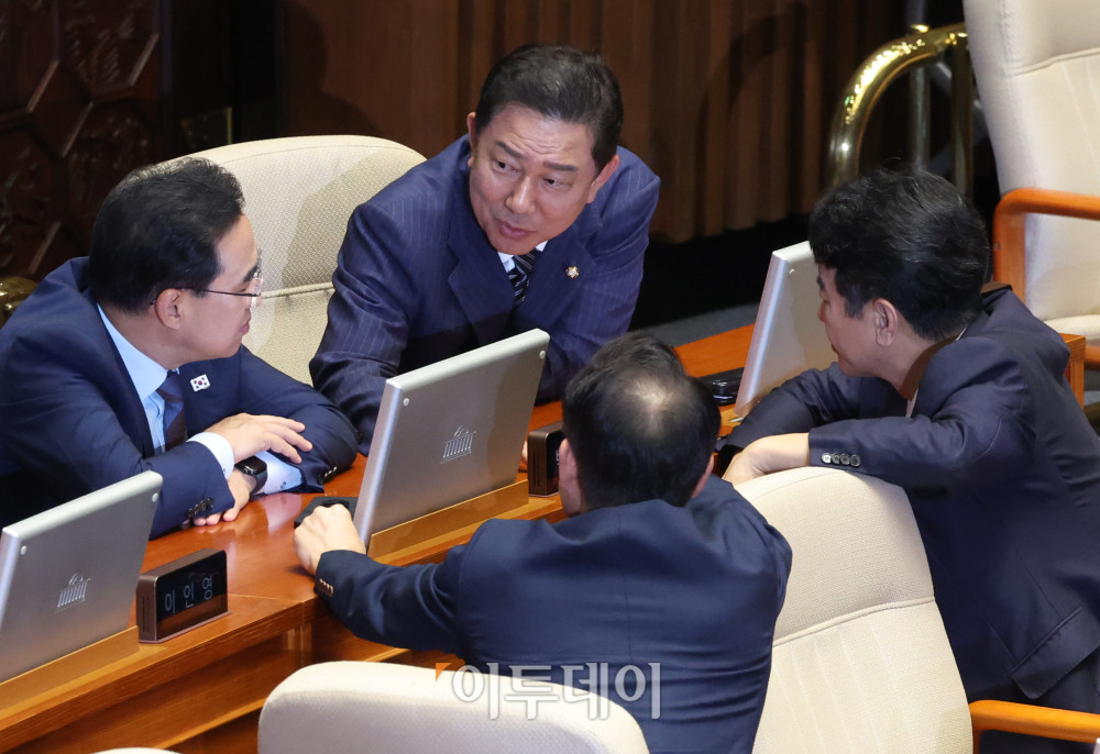 ▲김병기(왼쪽 두번째) 더불어민주당 원내대표가 17일 서울 여의도 국회 본회의에서 열린 경제 분야 대정부질문에서 의원들과 대화하고 있다. 고이란 기자 photoeran@