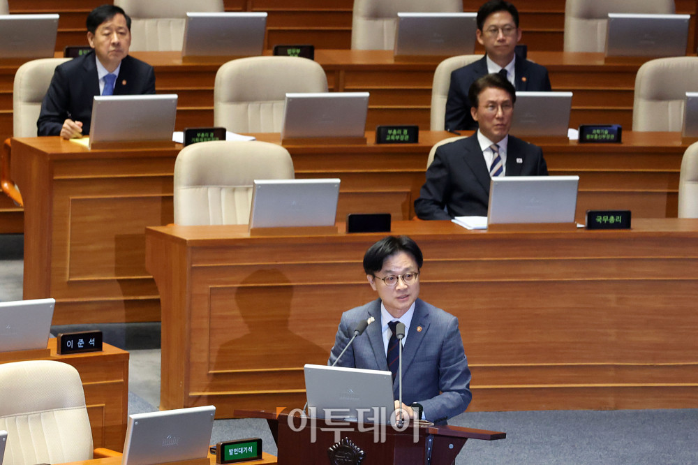 ▲김정관 산업통상자원부 장관이 17일 서울 여의도 국회 본회의에서 열린 경제 분야 대정부질문에서 의원 질의에 답하고 있다. 고이란 기자 photoeran@