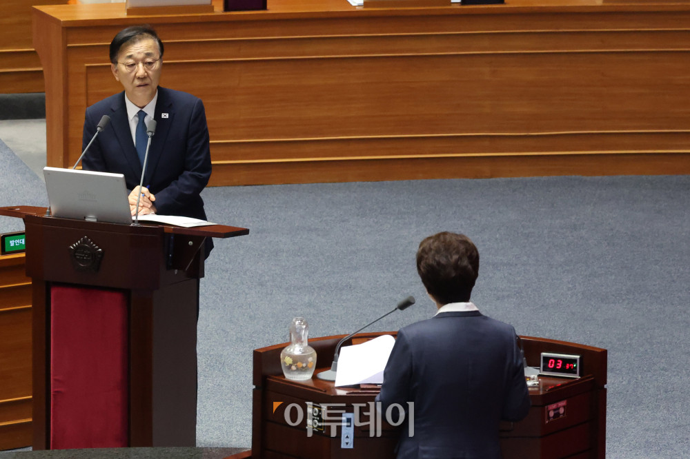 ▲김윤덕 국토교통부 장관이 17일 서울 여의도 국회 본회의에서 열린 경제 분야 대정부질문에서 의원 질의에 답하고 있다. 고이란 기자 photoeran@