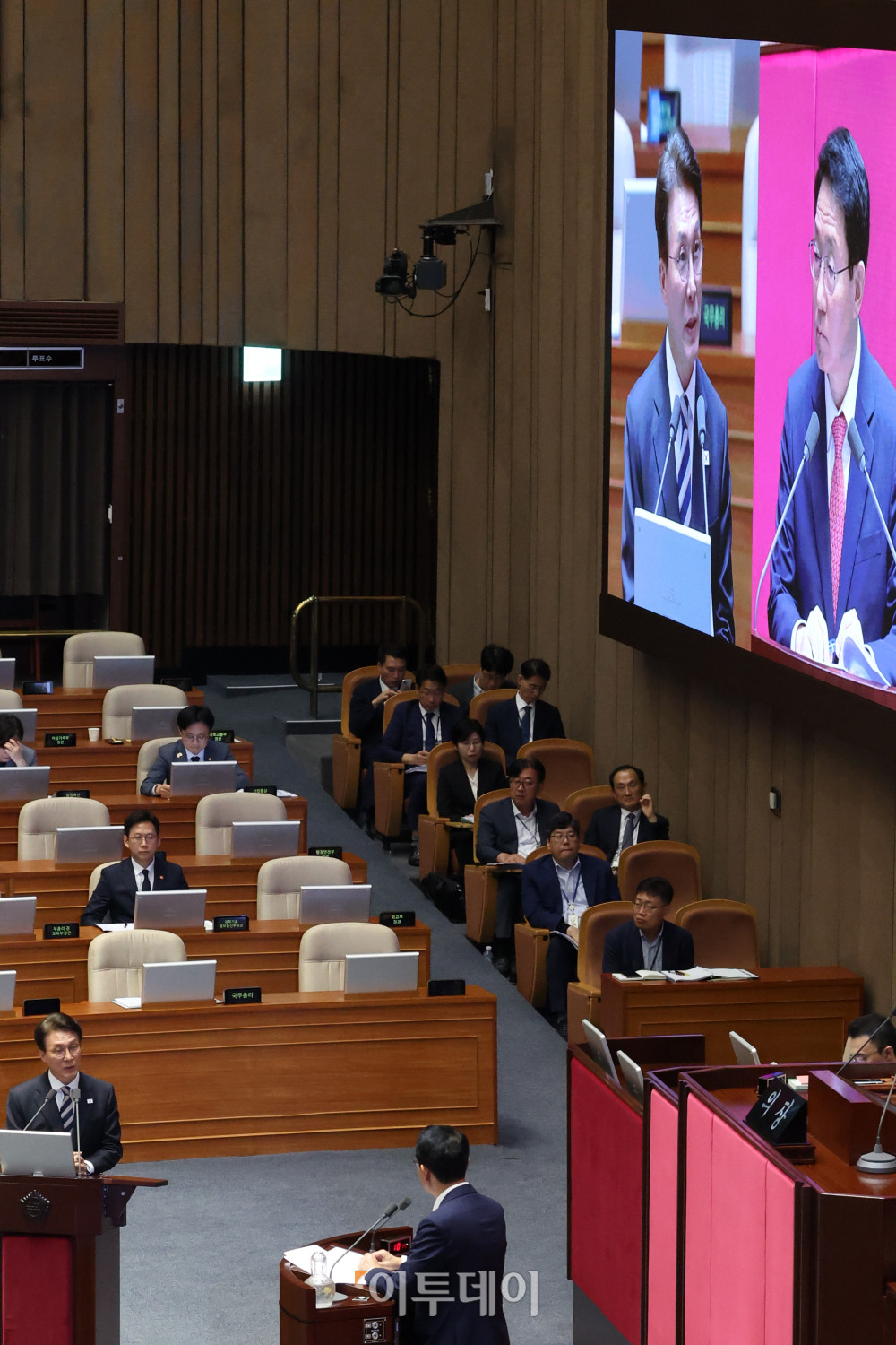 ▲김민석 국무총리가 17일 서울 여의도 국회 본회의에서 열린 경제 분야 대정부질문에서 의원 질의에 답하고 있다. 고이란 기자 photoeran@