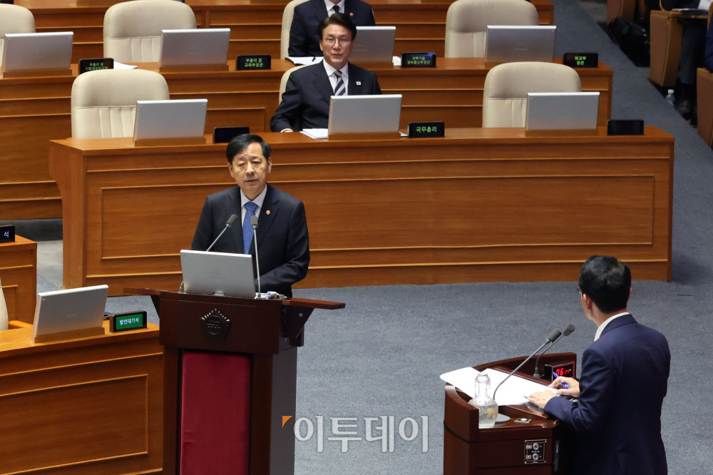 ▲구윤철 경제부총리 겸 기획재정부 장관이 17일 서울 여의도 국회 본회의에서 열린 경제 분야 대정부질문에서 의원 질의에 답하고 있다. 고이란 기자 photoeran@