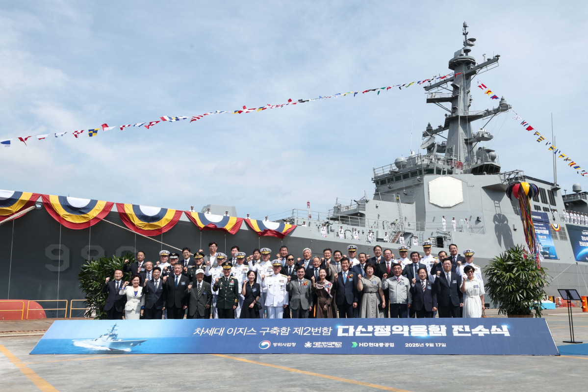 ▲HD현대중공업 울산 조선소에서 17일(수) 8,200톤급 최첨단 이지스구축함(KDX-III Batch-II) 2번함 ‘다산정약용함’의 진수식이 진행됐다(사진 앞줄 왼쪽에서 여덟번째 강동길 해군참모총장, 아홉번째 안규백 국방부장관, 앞줄 오른쪽에서 두번째 주원호 HD현대중공업 특수선사업대표, 여섯번째 이상균 HD현대중공업 대표이사) (HD현대중공업)