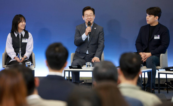 ▲이재명 대통령이 17일 경기도 성남시 스타트업 스퀘어에서 열린 청년 스타트업 상상콘서트에서 발언하고 있다. (연합뉴스 )