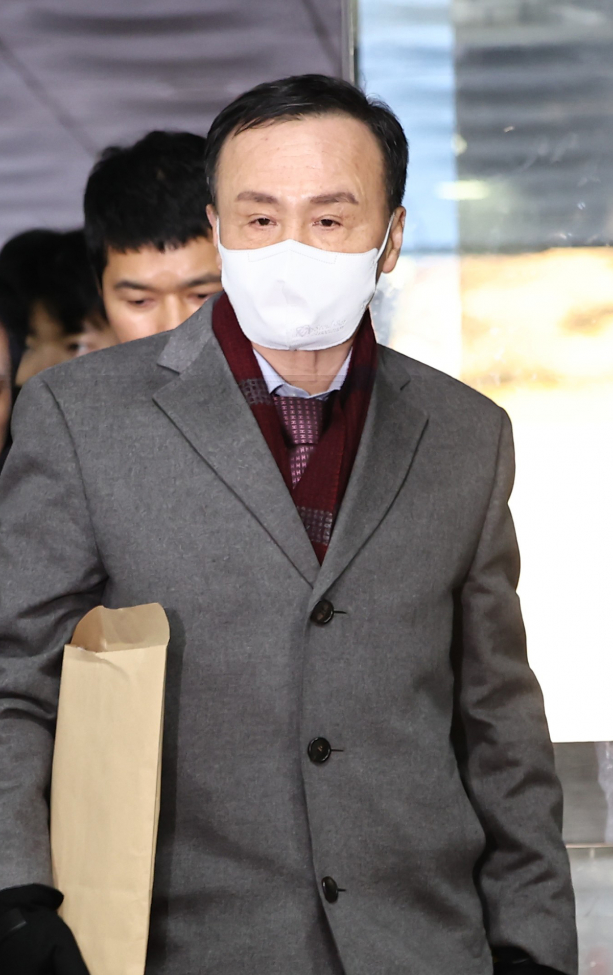 ▲'백현동 수사무마 금품수수 의혹'을 받는 고검장 출신 임정혁 변호사가 2023년 12월 22일 서울 서초구 서울중앙지법에서 열리는 구속 전 피의자 심문(영장심사)을 받기 위해 법정으로 향하고 있다. (연합뉴스)