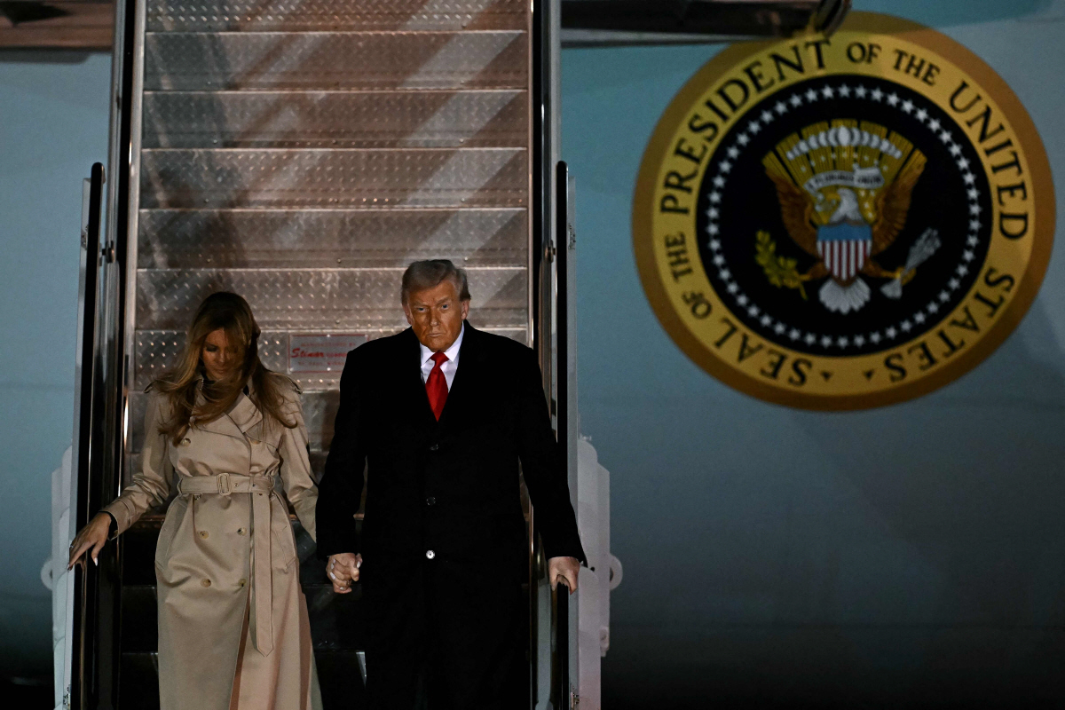 ▲도널드 트럼프 미국 대통령과 멜라니아 트럼프 여사가 16일(현지시간) 에어포스원에서 내리고 있다.  (런던/AFP연합뉴스)