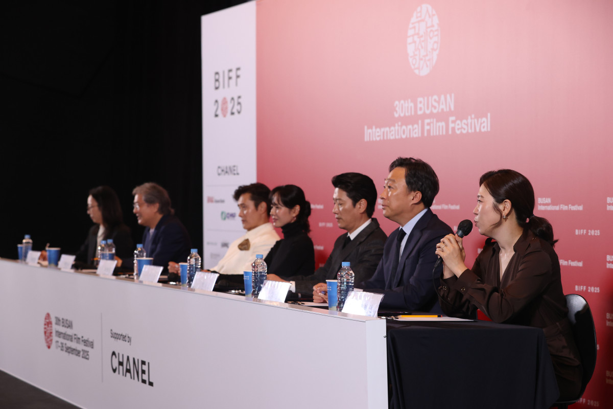 ▲17일 부산 해운대구 영화의전당 중극장에서 제30회 부산국제영화제(BIFF) 개막작 '어쩔수가없다' 기자회견이 열리고 있다. (연합뉴스)