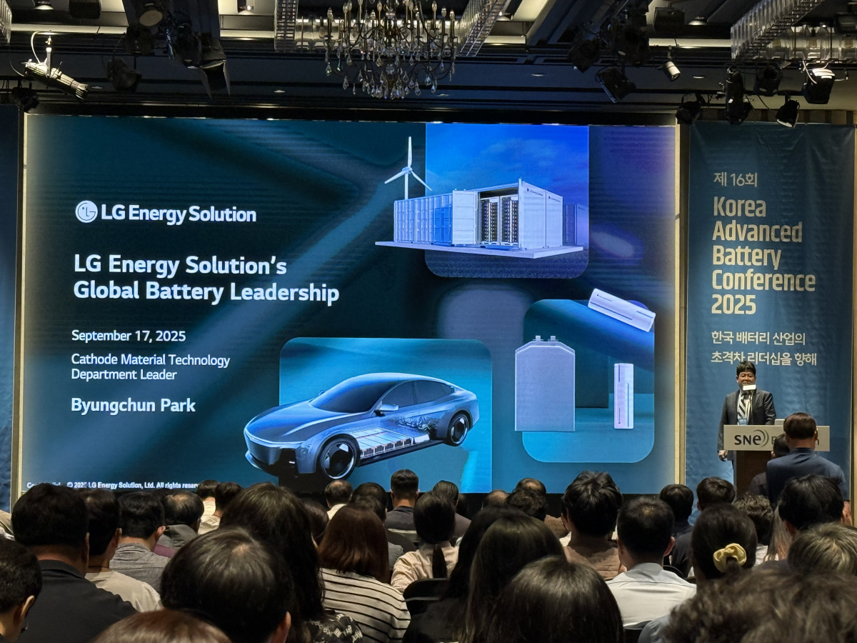 ▲박병천 LG에너지솔루션 양극재 기술 담당이 17일 서울 양재 엘타워에서 열린 배터리 콘퍼런스 ‘KABC 2025’에서 자사의 기술 전략을 발표하고 있다. (김민서 기자 viajeporlune@)