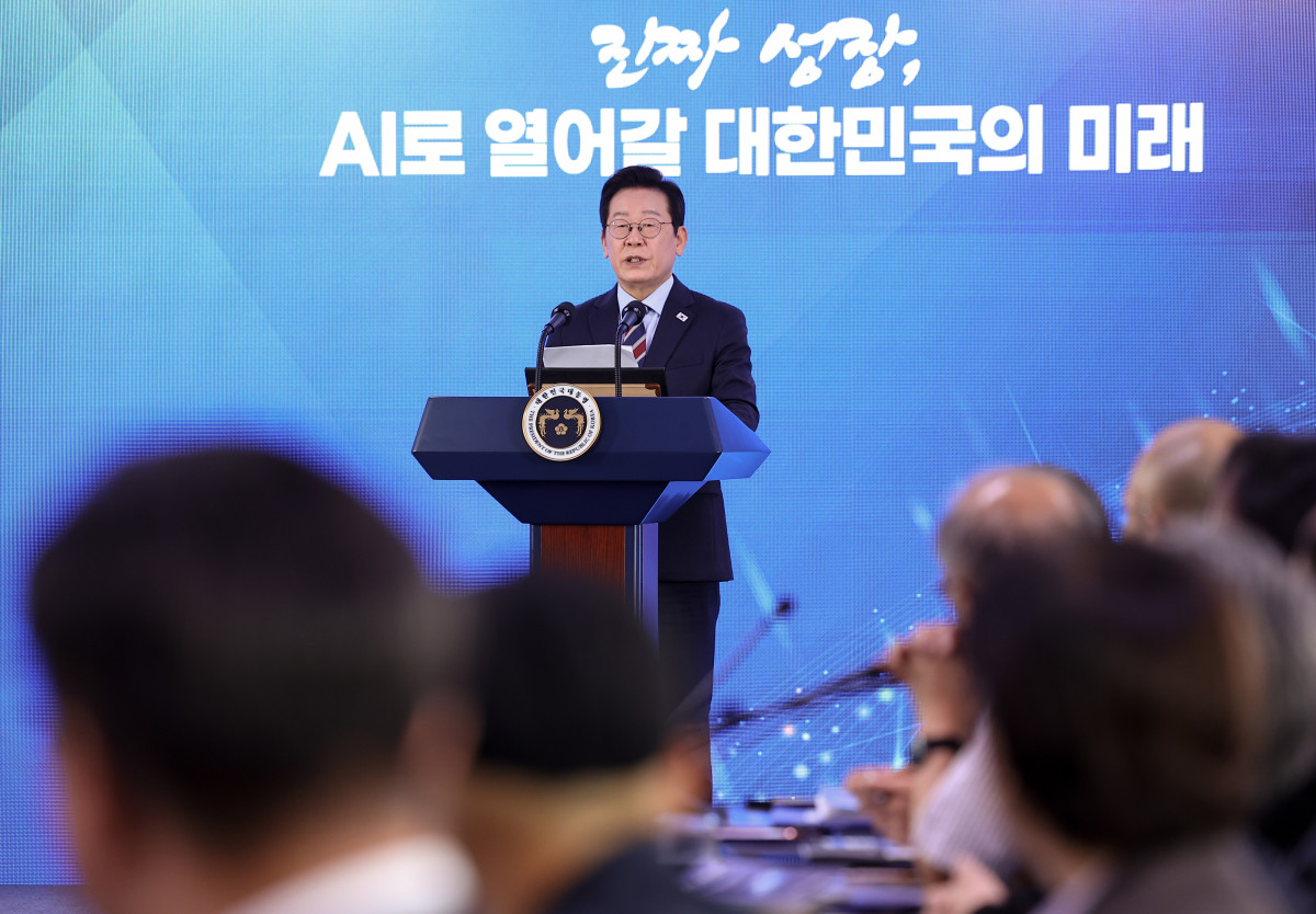 ▲이재명 대통령이 8일 서울 중구 서울스퀘어에서 열린 대한민국, AI로 날다 국가인공지능(AI) 전략위원회 출범식에서 발언하고 있다. (뉴시스)