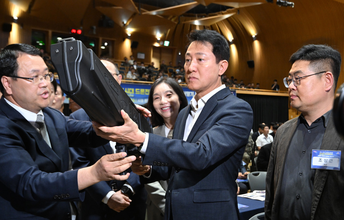▲오세훈 서울시장이 17일(수) 오후 서울시청 다목적홀(8층)에서 열린 「제5차 서울시 안보포럼」에서 대드론 장비를 살펴보고 있다. (서울시)