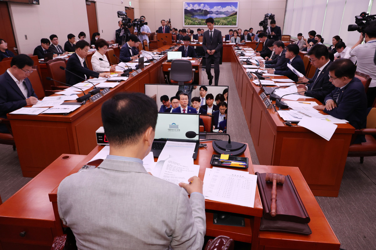 ▲10일 오후 서울 여의도 국회에서 열린 2025 아시아태평양경제협력체(APEC) 정상회의 지원 특별위원회 제3차 전체회의에서 김기현 위원장과 여야 의원들이 김지준 APEC정상회의 준비기획단 기획실장의 보고를 받고 있다.