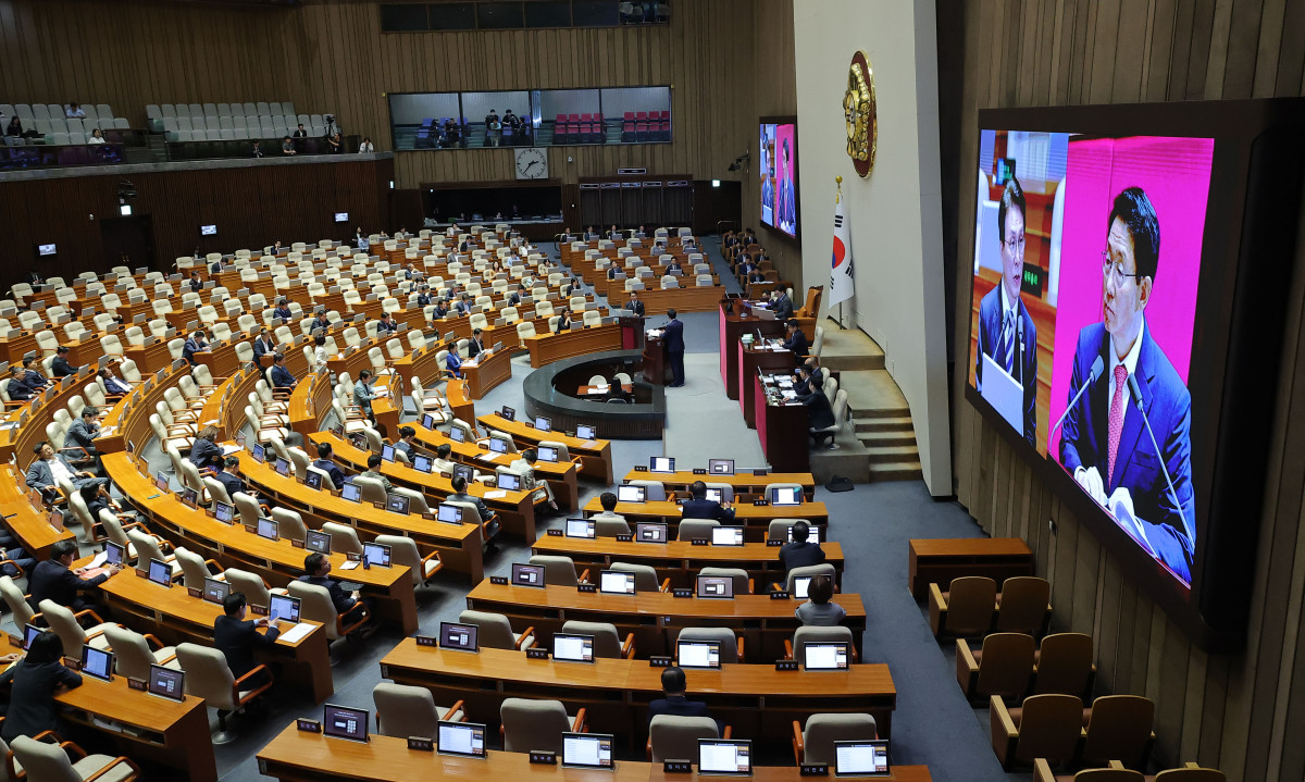 ▲김민석 국무총리가 17일 경제분야 대정부 질문이 열린 국회 본회의장에서 국민의힘 김상훈 의원의 질의에 답변하고 있다. (연합뉴스)