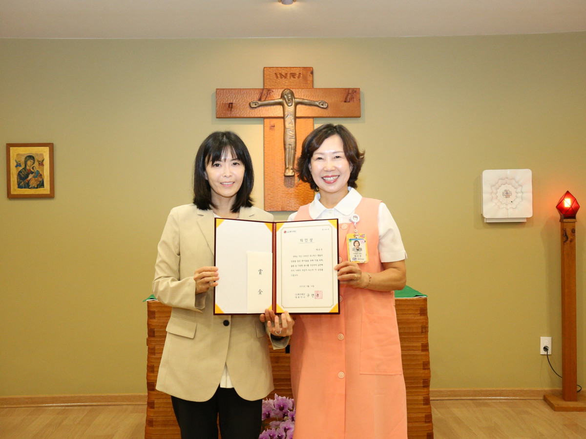 ▲LG복지재단 구연경 대표이사와 예은주 봉사자(오른쪽) (서울성모병원)