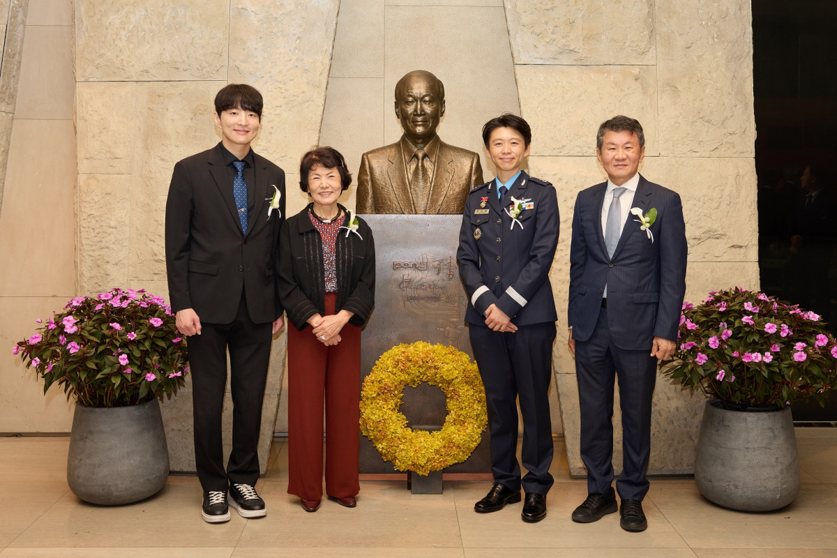▲정몽규 포니정재단 이사장(가장 오른쪽)과 수상자들이 기념사진을 찍고 있다. (사진제공=포니정재단)