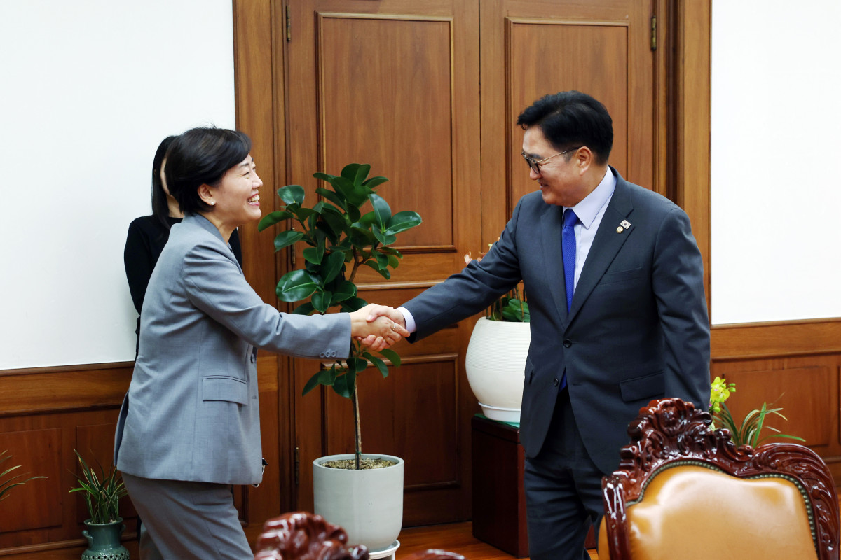 ▲우원식 국회의장과 송미령 농림축산식품부 장관이 17일 서울 여의도 국회에서 만나 악수하고 있다. (사진=국회 제공) (사진=뉴시스)