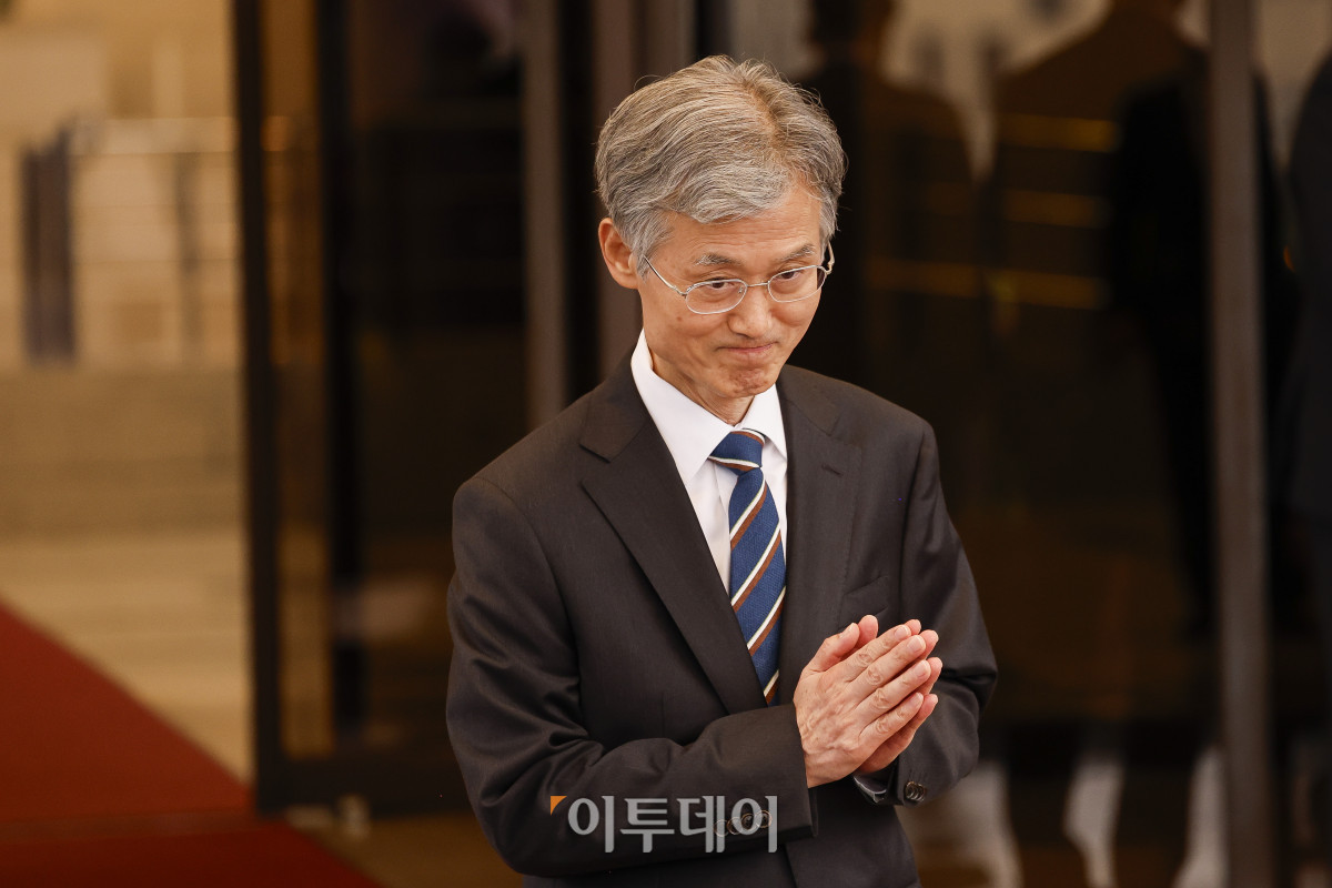 ▲ 조희대 대법원장이 17일 서울 서초동 대법원 청사를 나서고 있다. 조 대법원장은 이날 한덕수 전 국무총리와 이재명 대통령 공직선거법 위반 사건 처리를 논의했다는 의혹을 전면 부인했다. (조현호 기자 hyunho@)