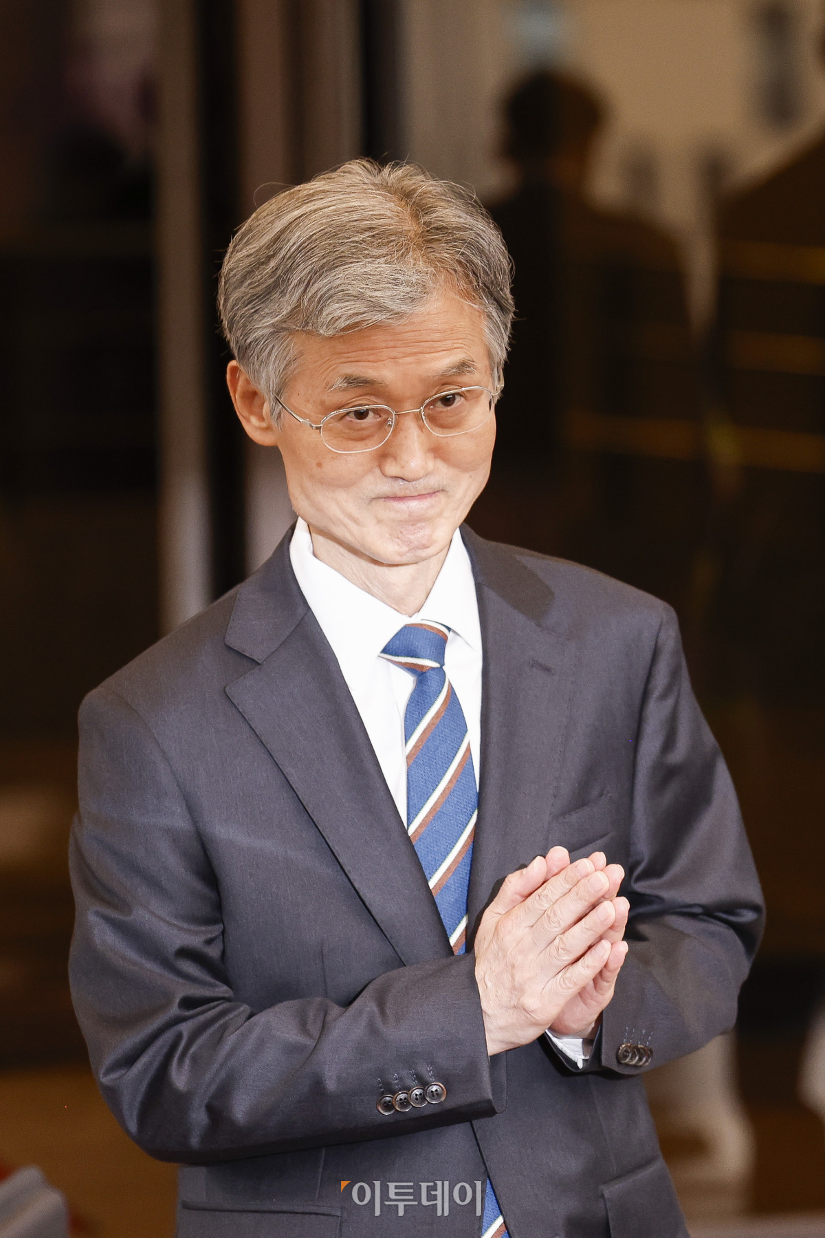 ▲조희대 대법원장이 17일 서울 서초구 대법원 청사를 나서고 있다. 조 대법원장은 이날 한덕수 전 국무총리와 이재명 대통령의 공직선거법 위반 사건 처리를 논의했다는 의혹을 전면 부인했다. 조현호 기자 hyunho@