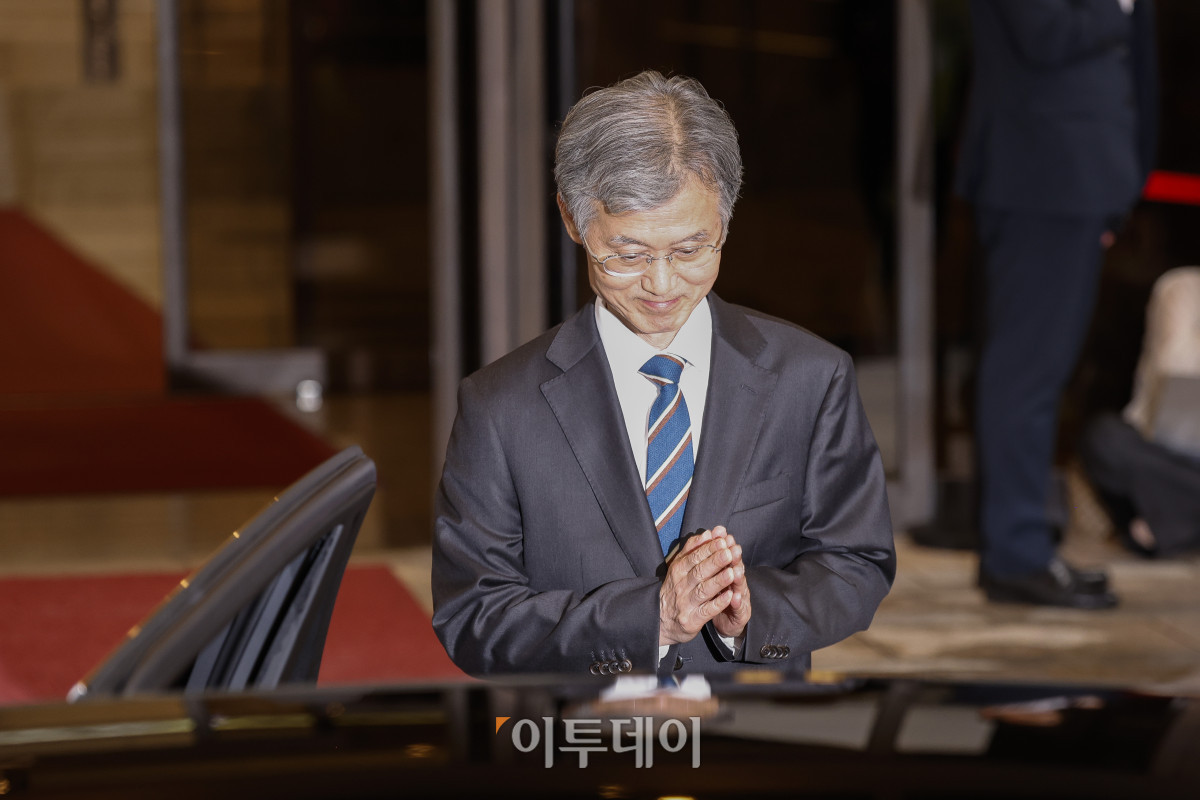 ▲조희대 대법원장이 17일 서울 서초구 대법원 청사를 나서고 있다. 조 대법원장은 이날 한덕수 전 국무총리와 이재명 대통령의 공직선거법 위반 사건 처리를 논의했다는 의혹을 전면 부인했다. 조현호 기자 hyunho@