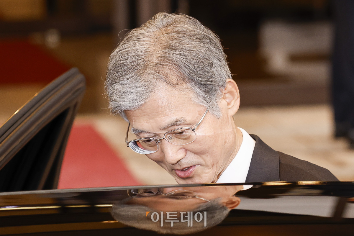 ▲조희대 대법원장이 17일 서울 서초구 대법원 청사를 나서고 있다. 조 대법원장은 이날 한덕수 전 국무총리와 이재명 대통령의 공직선거법 위반 사건 처리를 논의했다는 의혹을 전면 부인했다. 조현호 기자 hyunho@