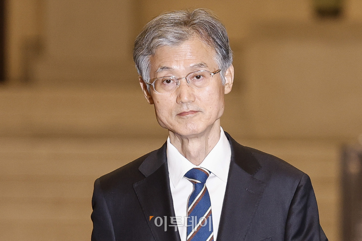 ▲조희대 대법원장이 지난달 17일 서울 서초구 대법원 청사를 나서고 있다. 조 대법원장은 이날 한덕수 전 국무총리와 이재명 대통령의 공직선거법 위반 사건 처리를 논의했다는 의혹을 전면 부인했다. 사진=조현호 기자 hyunho@