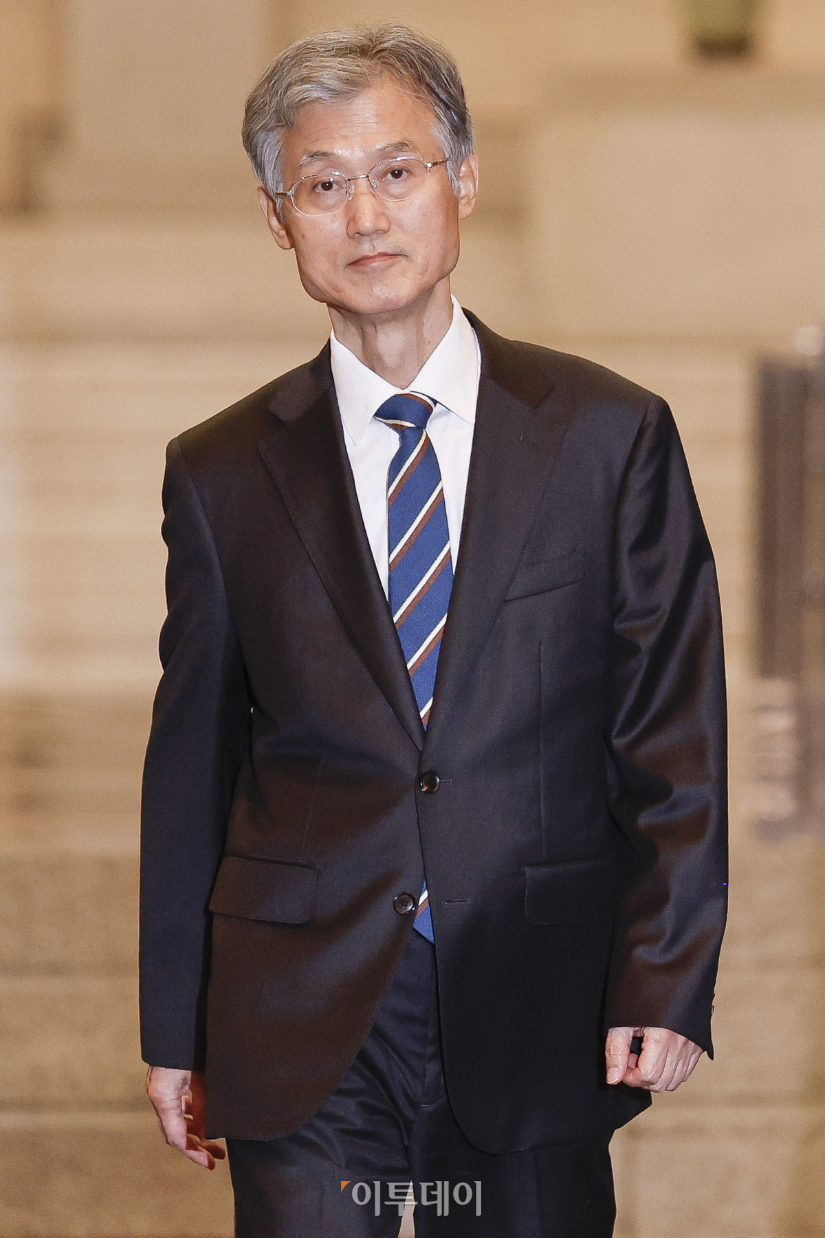 ▲조희대 대법원장이 17일 서울 서초구 대법원 청사를 나서고 있다. 조 대법원장은 이날 한덕수 전 국무총리와 이재명 대통령의 공직선거법 위반 사건 처리를 논의했다는 의혹을 전면 부인했다. 조현호 기자 hyunho@