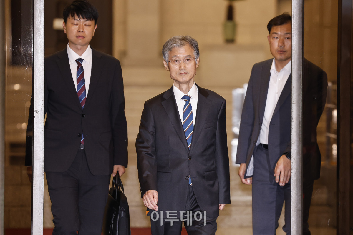 ▲조희대 대법원장이 17일 서울 서초구 대법원 청사를 나서고 있다. 조 대법원장은 이날 한덕수 전 국무총리와 이재명 대통령의 공직선거법 위반 사건 처리를 논의했다는 의혹을 전면 부인했다. 조현호 기자 hyunho@