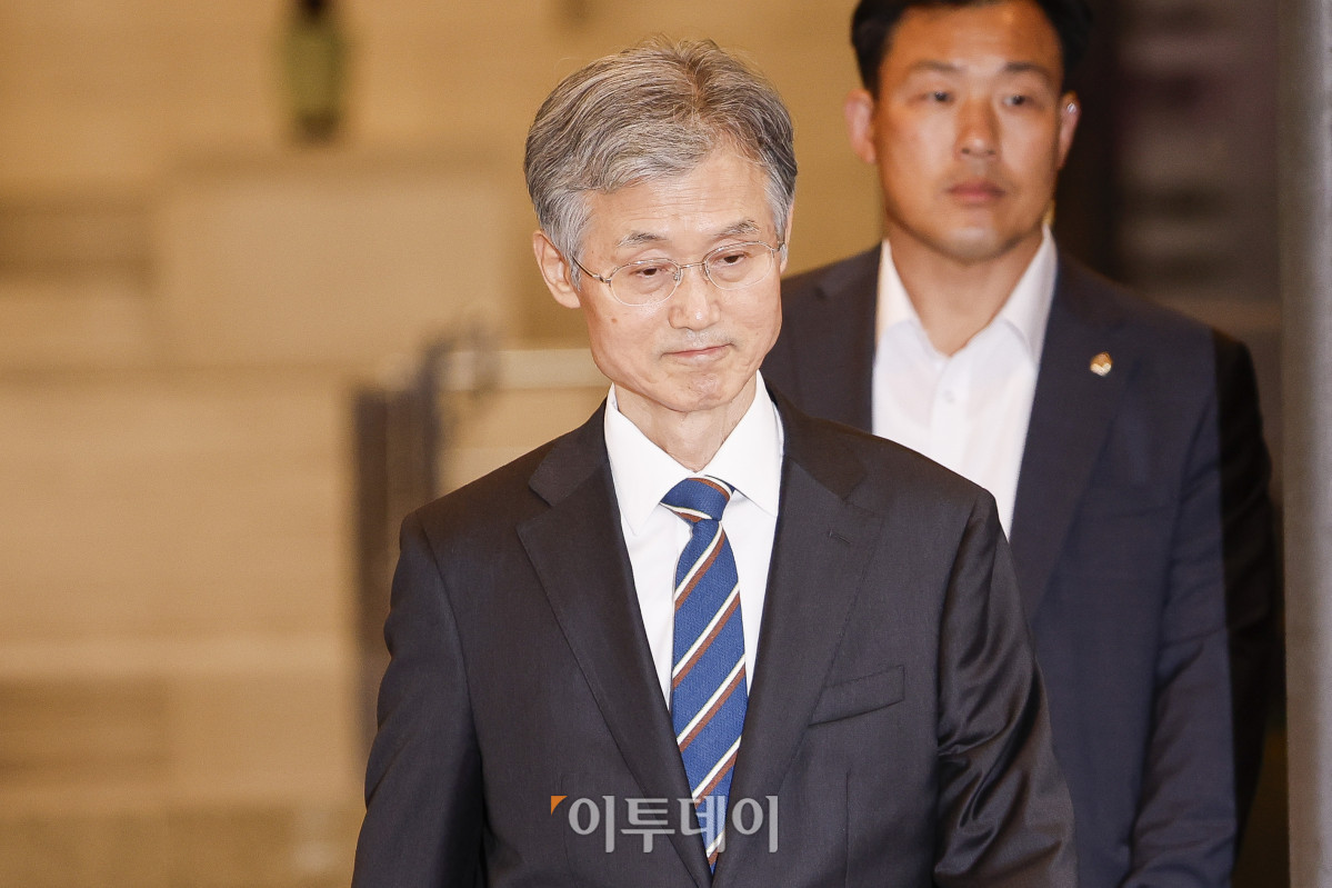 ▲조희대 대법원장이 17일 서울 서초구 대법원 청사를 나서고 있다. 조 대법원장은 이날 한덕수 전 국무총리와 이재명 대통령의 공직선거법 위반 사건 처리를 논의했다는 의혹을 전면 부인했다. 조현호 기자 hyunho@