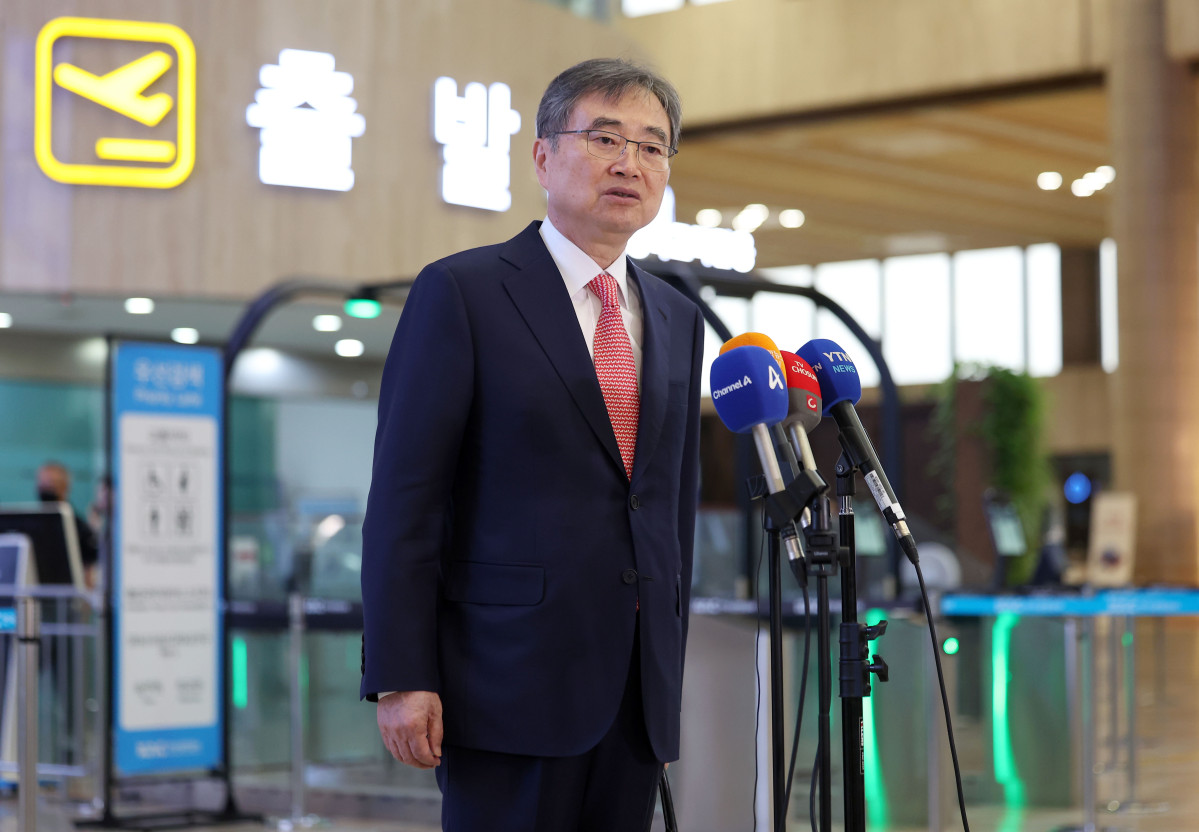 ▲[서울=뉴시스] 김선웅 기자 = 조현 외교부 장관이 17일 서울 강서구 김포국제공항을 통해 중국으로 출국하며 취재진 질문에 답변하고 있다.이재명정부 외교장관의 중국 방문은 이번이 처음이며 조현 장관은 중국 왕이 외교부장과 외교장관회담을 갖을 예정이다. 2025.09.17. mangusta@newsis.com (뉴시스)