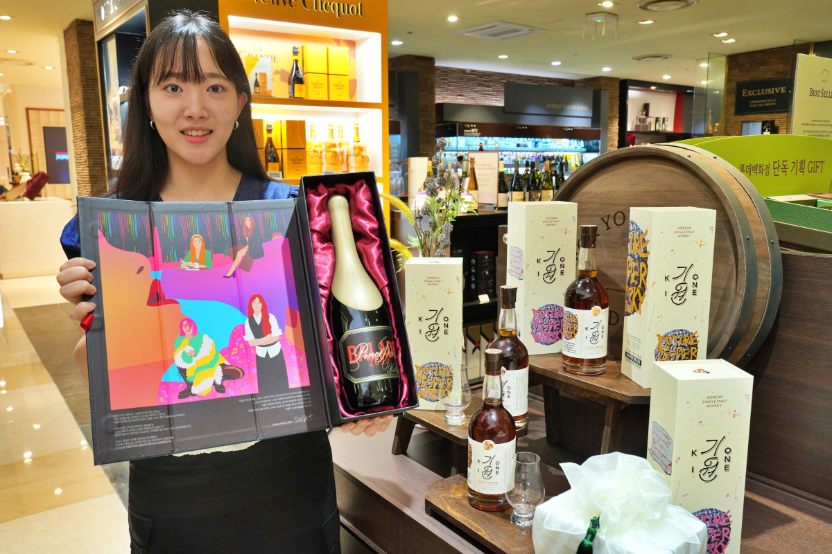 ▲서울시 중구 소공동 롯데백화점 본점 지하 1층 와인 매장에서 모델이 '기원X박기웅 스페셜 리저브' 위스키와 '김희선X발라드 스페셜 에디션'을 홍보하고 있다. (사진제공=롯데백화점)