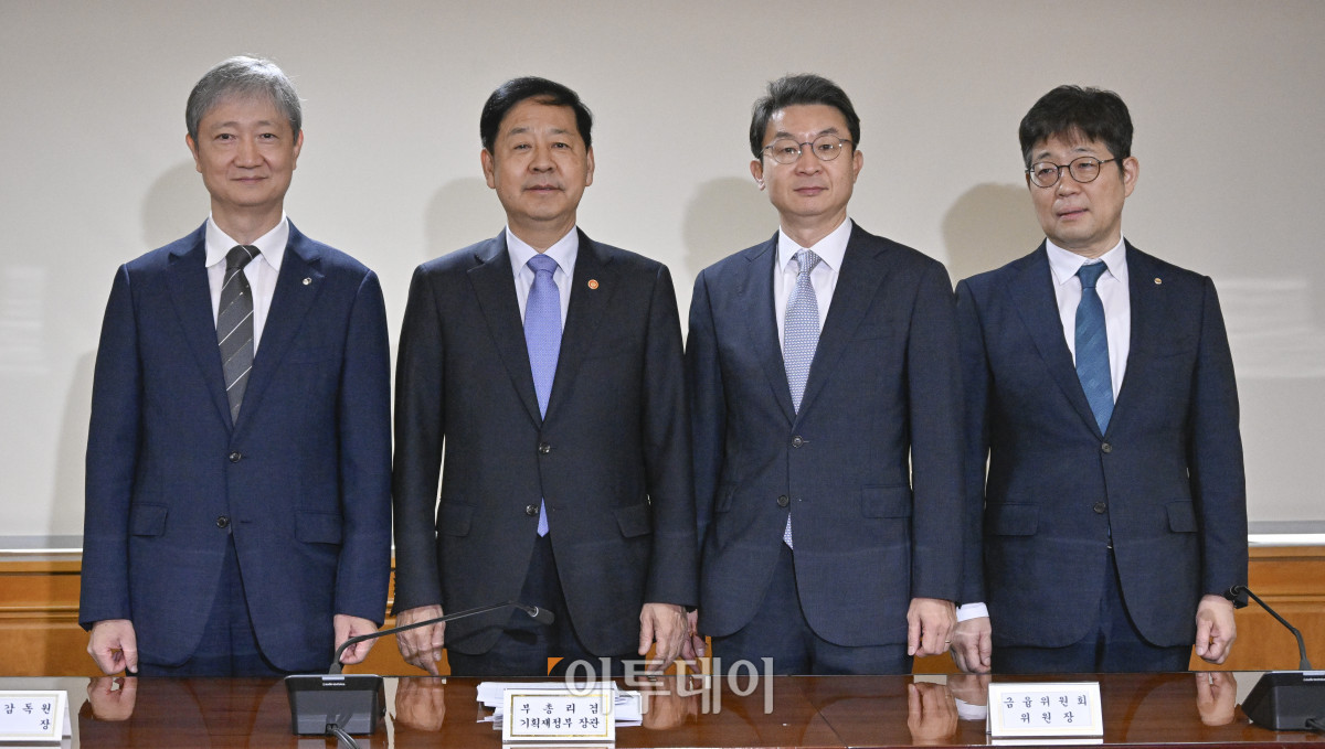 ▲구윤철(왼쪽 두 번째) 경제부총리 겸 기획재정부 장관과 이억원(왼쪽 세 번째) 금융위원회 위원장, 이찬진(왼쪽) 금융감독원장, 유상대 한국은행 부총재가 18일 서울 중구 은행회관에서 열린 확대 거시경제금융회의에 앞서 기념촬영을 하고 있다. 이날 회의에 이창용 한국은행 총재는 미국 워싱턴 D.C에서 열린 IMF의 미셸 캉드쉬 중앙은행 강연과 크리스탈리나 게오르기에바 총재와 대담 등 일정과 겹쳐 화상으로 참여했다. 조현호 기자 hyunho@