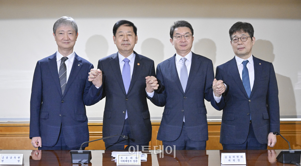 ▲구윤철(왼쪽 두 번째) 경제부총리 겸 기획재정부 장관과 이억원(왼쪽 세 번째) 금융위원회 위원장, 이찬진(왼쪽) 금융감독원장, 유상대 한국은행 부총재가 18일 서울 중구 은행회관에서 열린 확대 거시경제금융회의에 앞서 기념촬영을 하고 있다. 이날 회의에 이창용 한국은행 총재는 미국 워싱턴 D.C에서 열린 IMF의 미셸 캉드쉬 중앙은행 강연과 크리스탈리나 게오르기에바 총재와 대담 등 일정과 겹쳐 화상으로 참여했다. 조현호 기자 hyunho@