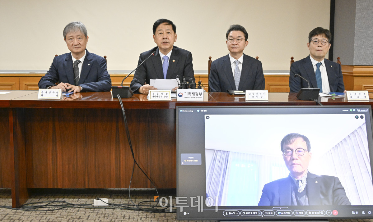 ▲구윤철 경제부총리 겸 기획재정부 장관이 18일 서울 중구 은행회관에서 열린 확대 거시경제금융회의에서 모두발언을 하고 있다. 이날 회의에 이창용 한국은행 총재는 미국 워싱턴 D.C에서 열린 IMF의 미셸 캉드쉬 중앙은행 강연과 크리스탈리나 게오르기에바 총재와 대담 등 일정과 겹쳐 화상으로 참여했다. 조현호 기자 hyunho@