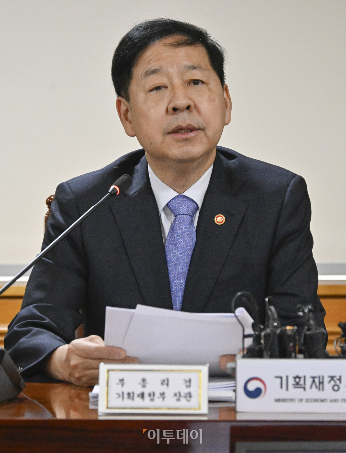 ▲구윤철 경제부총리 겸 기획재정부 장관이 18일 서울 중구 은행회관에서 열린 확대 거시경제금융회의에서 모두발언을 하고 있다. 이날 회의에 이창용 한국은행 총재는 미국 워싱턴 D.C에서 열린 IMF의 미셸 캉드쉬 중앙은행 강연과 크리스탈리나 게오르기에바 총재와 대담 등 일정과 겹쳐 화상으로 참여했다. 조현호 기자 hyunho@