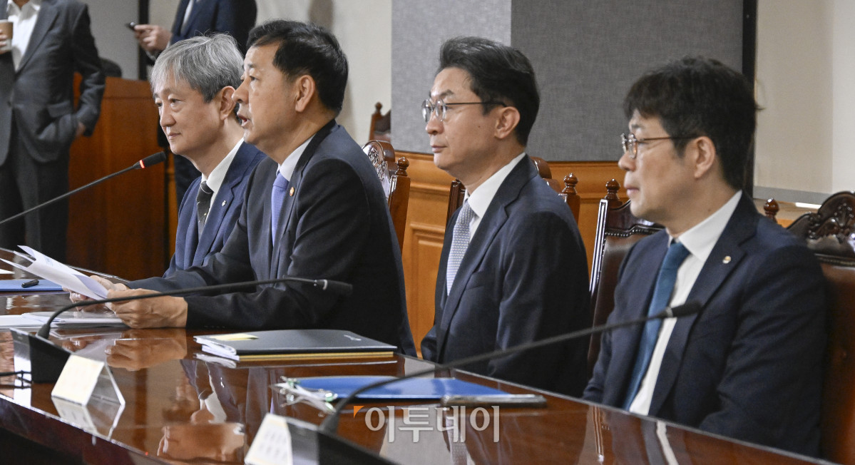 ▲구윤철 경제부총리 겸 기획재정부 장관이 18일 서울 중구 은행회관에서 열린 확대 거시경제금융회의에서 모두발언을 하고 있다. 이날 회의에 이창용 한국은행 총재는 미국 워싱턴 D.C에서 열린 IMF의 미셸 캉드쉬 중앙은행 강연과 크리스탈리나 게오르기에바 총재와 대담 등 일정과 겹쳐 화상으로 참여했다. 조현호 기자 hyunho@