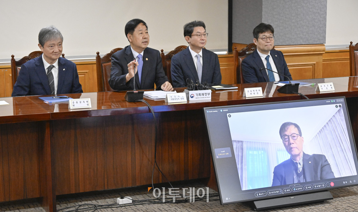 ▲구윤철 경제부총리 겸 기획재정부 장관이 18일 서울 중구 은행회관에서 열린 확대 거시경제금융회의에서 모두발언을 하고 있다. 이날 회의에 이창용 한국은행 총재는 미국 워싱턴 D.C에서 열린 IMF의 미셸 캉드쉬 중앙은행 강연과 크리스탈리나 게오르기에바 총재와 대담 등 일정과 겹쳐 화상으로 참여했다. 조현호 기자 hyunho@