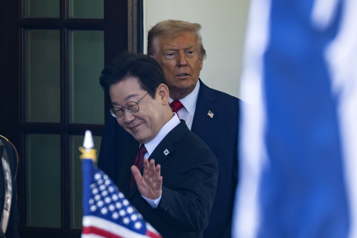 ▲도널드 트럼프 미국 대통령과 이재명 대통령이 지난달 25일 백악관에서 만난 뒤 주변과 인사를 나누고 있다. 워싱턴D.C./UPI연합뉴스