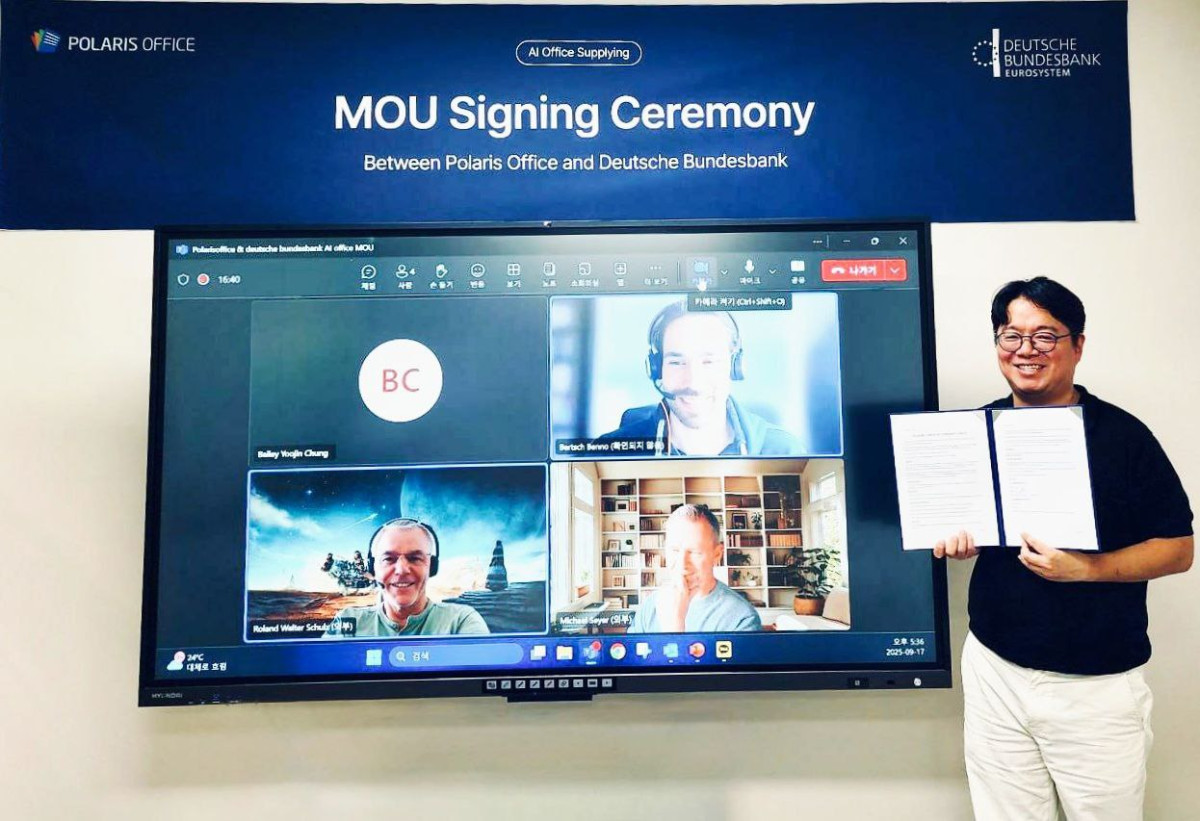 ▲이해석 폴라리스오피스 사업본부장 겸 그룹 AI 총괄(CAIO·오른 쪽)이 도이치분데스방크와의 업무협약(MOU) 이후 기념촬영을 하고 있다.(폴라리스오피스 제공)