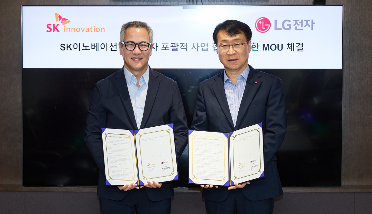 ▲17일 서울 종로구 SK서린빌딩에서 김무환 SK이노베이션 에너지설루션 사업단장(왼쪽), 이재성 LG전자 ES사업본부장(오른쪽)이 ‘AI 데이터센터 통합 에너지 설루션’ 공동 개발 및 사업화를 위한 양해각서(MOU)를 체결한 후 기념사진을 촬영하고 있다. (사진= SK이노베이션)