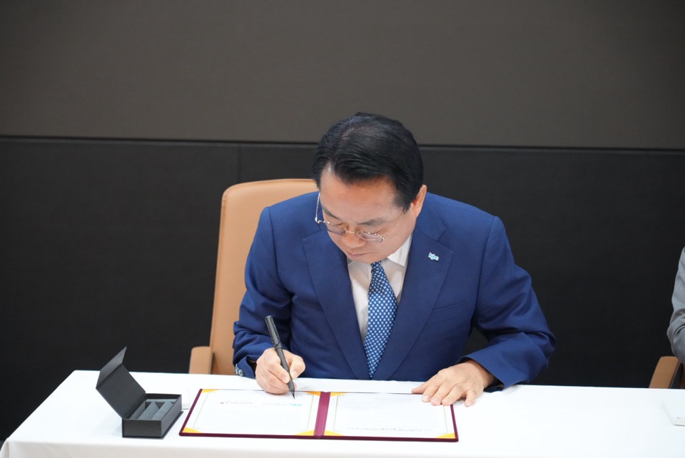 ▲해양진흥공사 안병길 사장이 유진투자증권과의 협약에 서명하고 있다.  (사진제공=해양진흥공사)