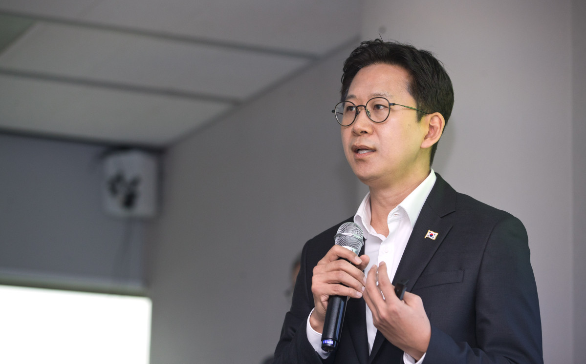 ▲배경훈 과학기술정보통신부 장관이 지난 12일 오후 서울 종로구 HJ비즈니스센터에서 열린 과기부 기자간담회에서 '과학기술 인공지능(AI) 정책 청사진'을 발표하고 있다. (뉴시스)