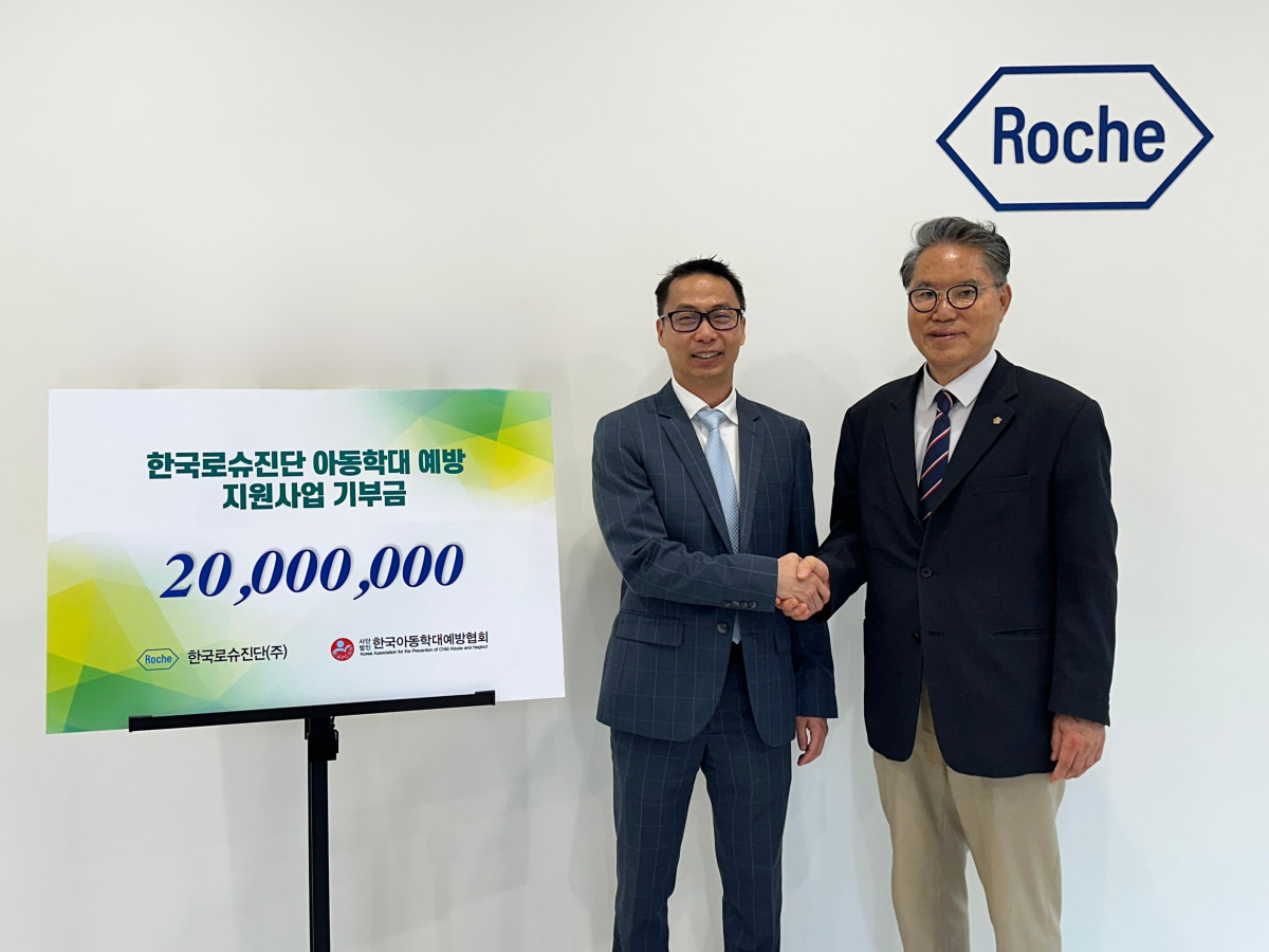 ▲(왼쪽부터) 기부금 전달식에 참여한 킷 탕 한국로슈진단 대표이사, 이배근 한국아동학대예방협회 회장. (한국로슈진단)