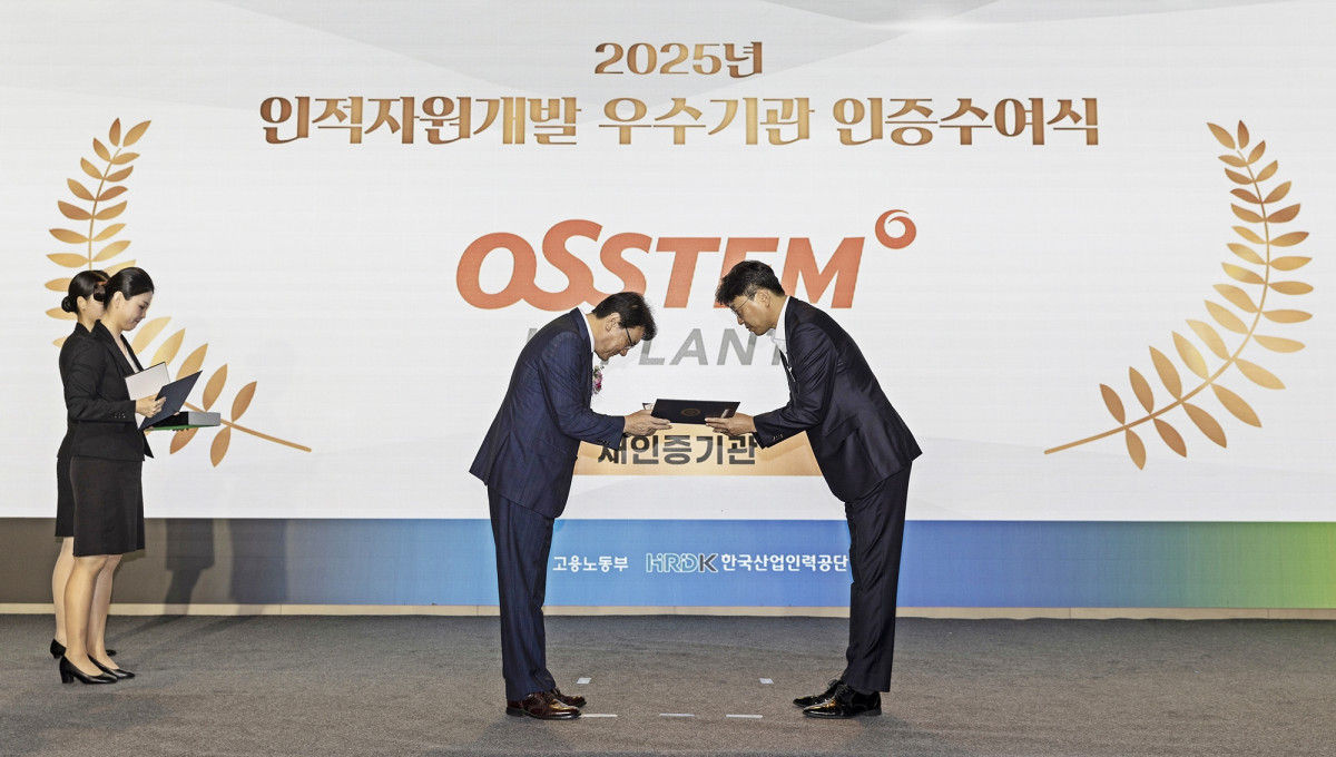 ▲16일 열린 '2025년도 인적자원개발 우수기관 인증 수여식'에서 서영학 오스템임플란트 인사운영실장(사진 가장 오른쪽)이 이우영 한국산업인력공단 이사장으로부터 인증서를 받고 있다. (오스템임플란트)